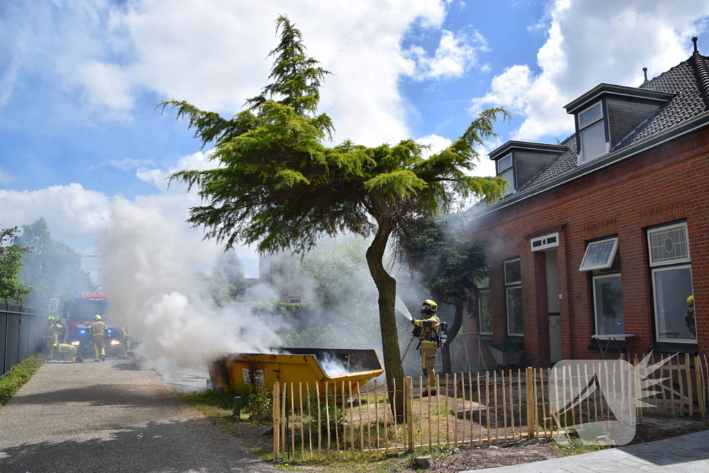 Brandweer blust brand in bouwcontainer