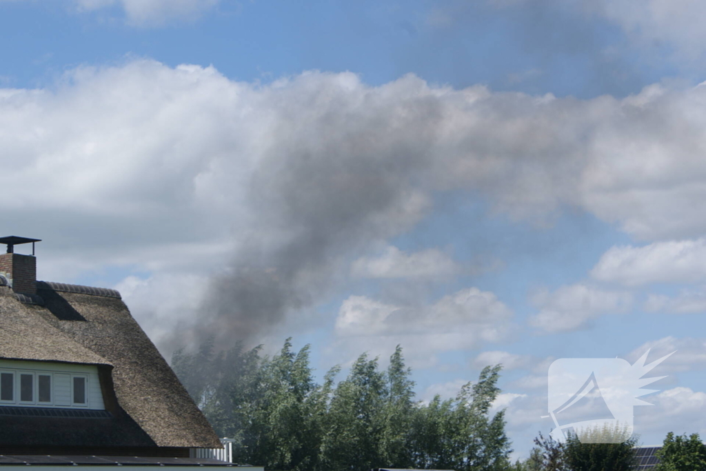 Container in brand tegen woning