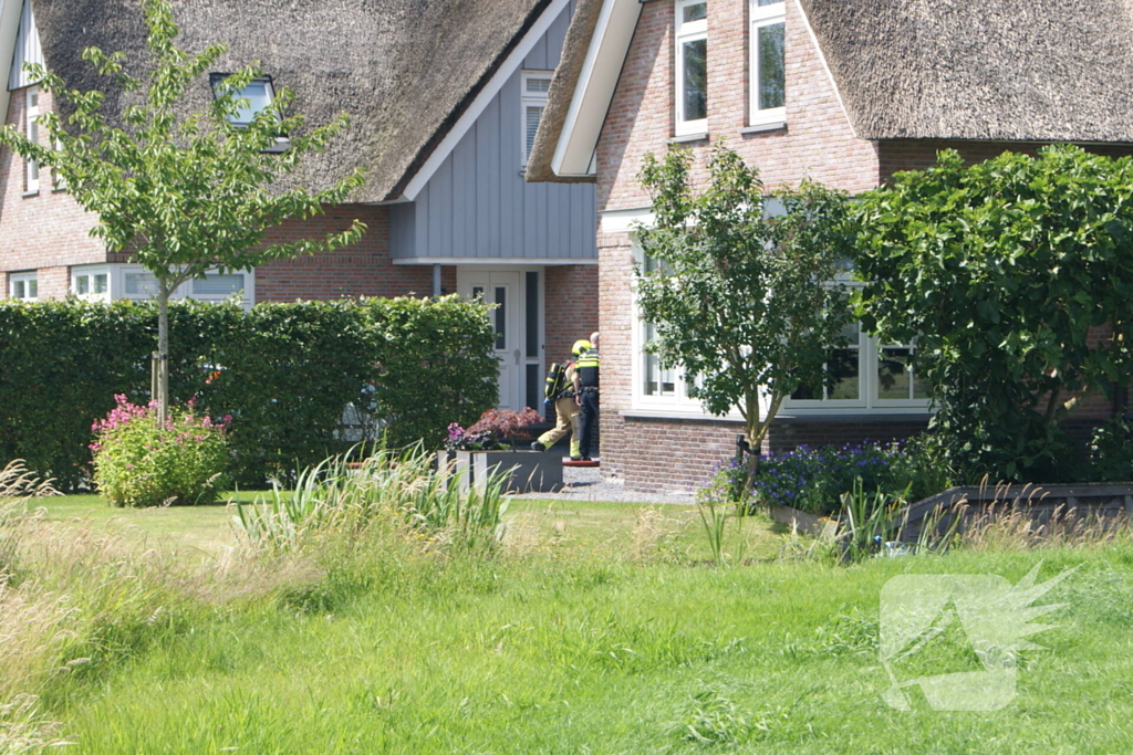 Container in brand tegen woning