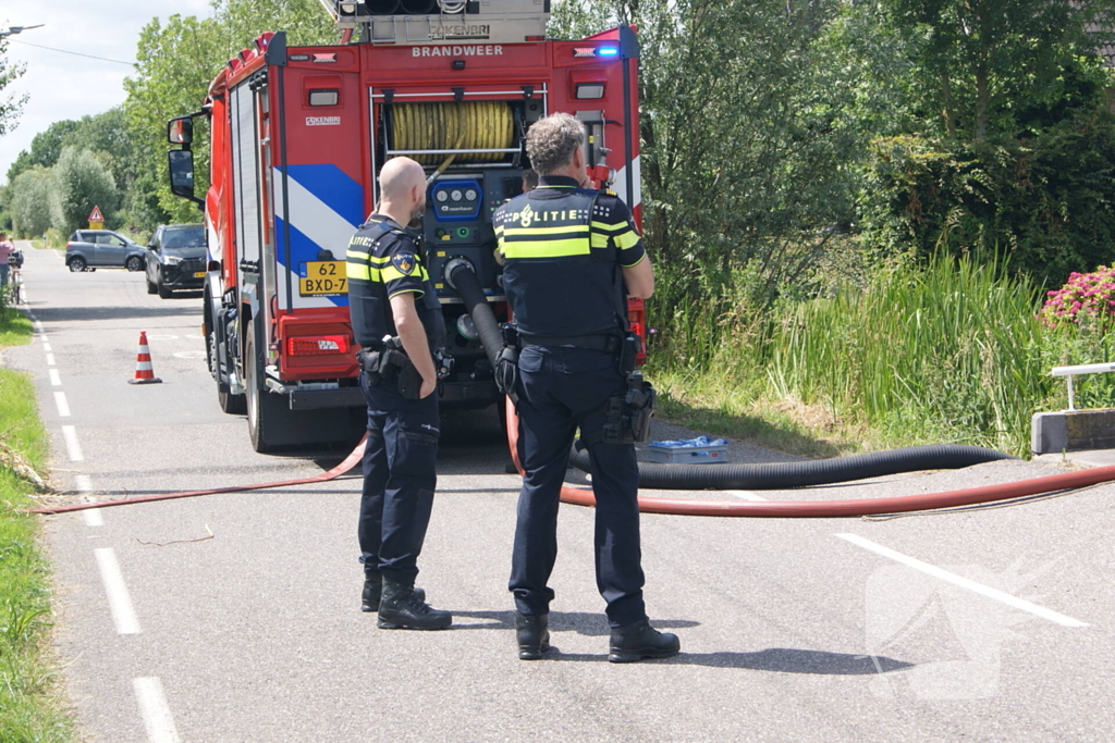 Container in brand tegen woning