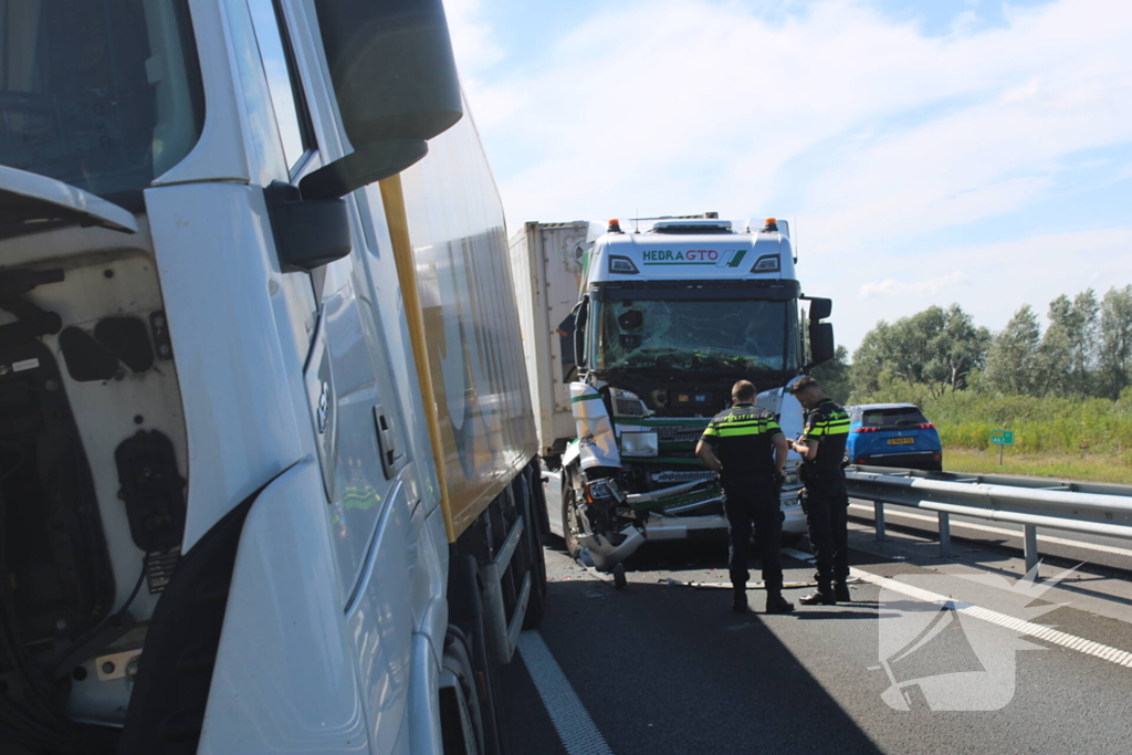 Flinke schade na botsing tussen twee vrachtwagens