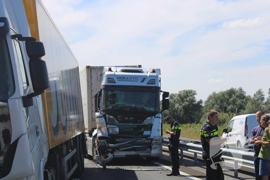 Flinke schade na botsing tussen twee vrachtwagens