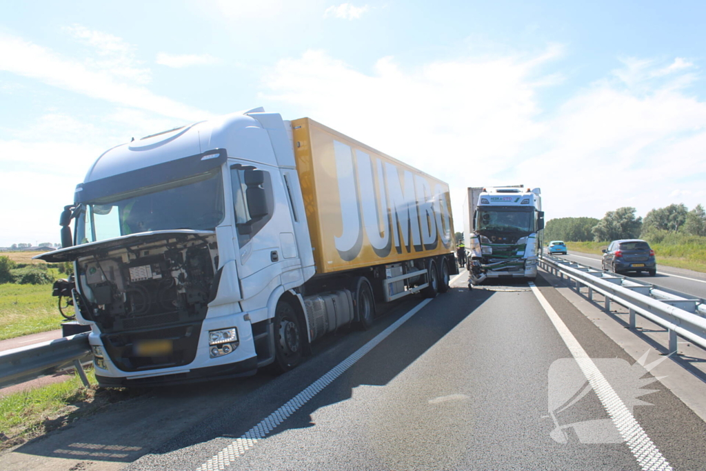 Flinke schade na botsing tussen twee vrachtwagens