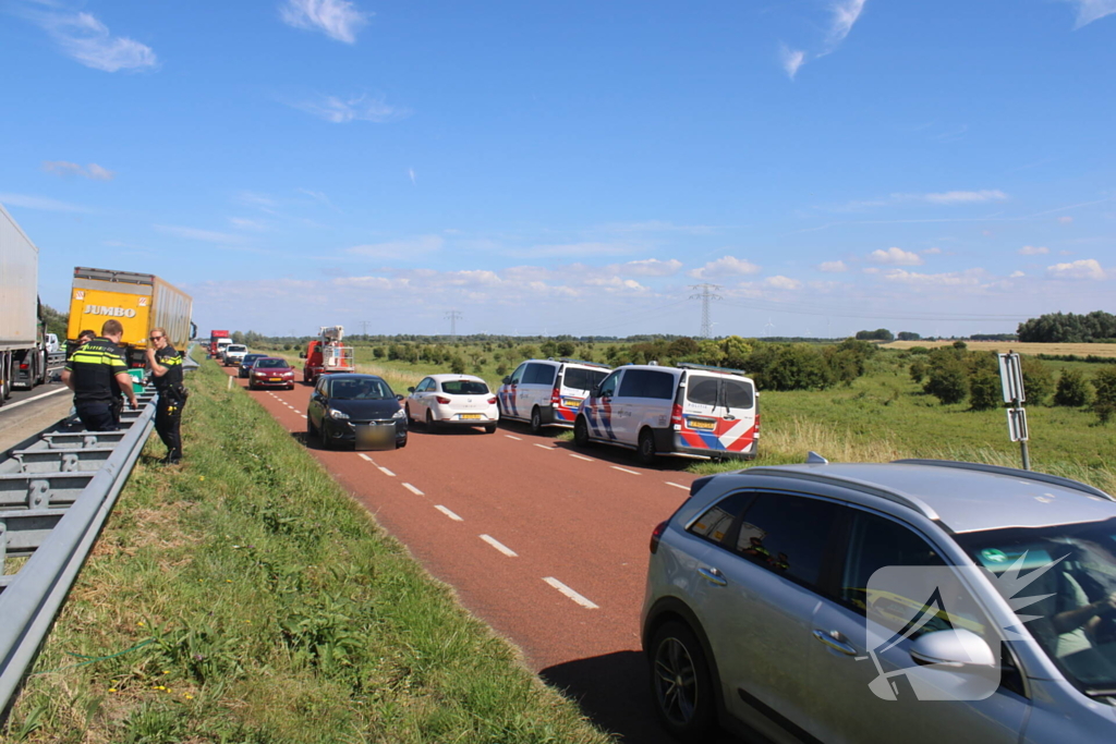 Flinke schade na botsing tussen twee vrachtwagens