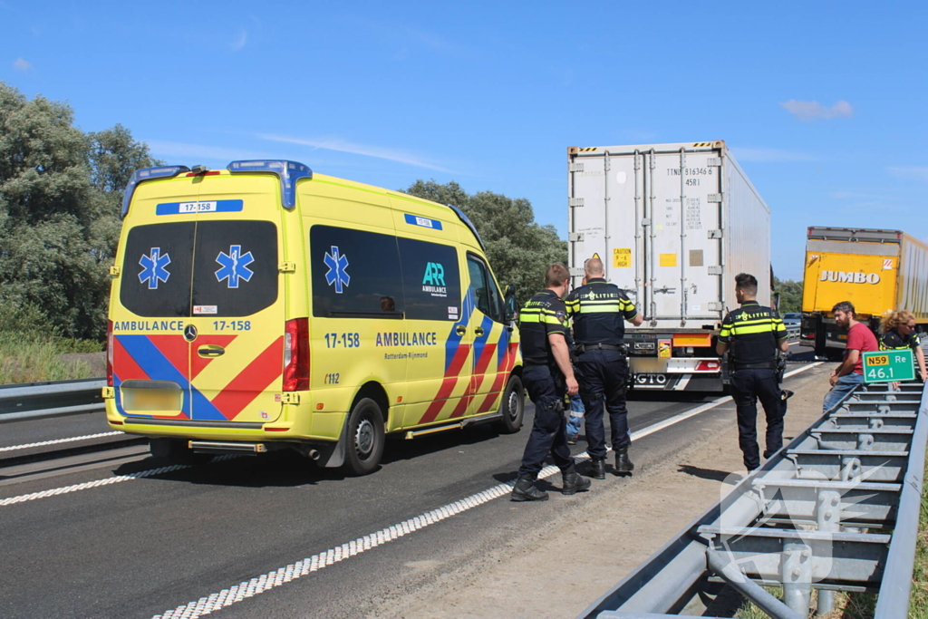 Flinke schade na botsing tussen twee vrachtwagens