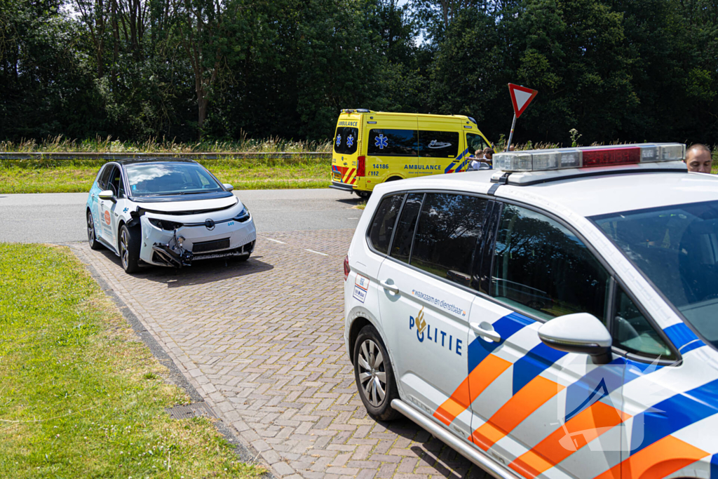 Scooter en taxi botsen bij kliniek