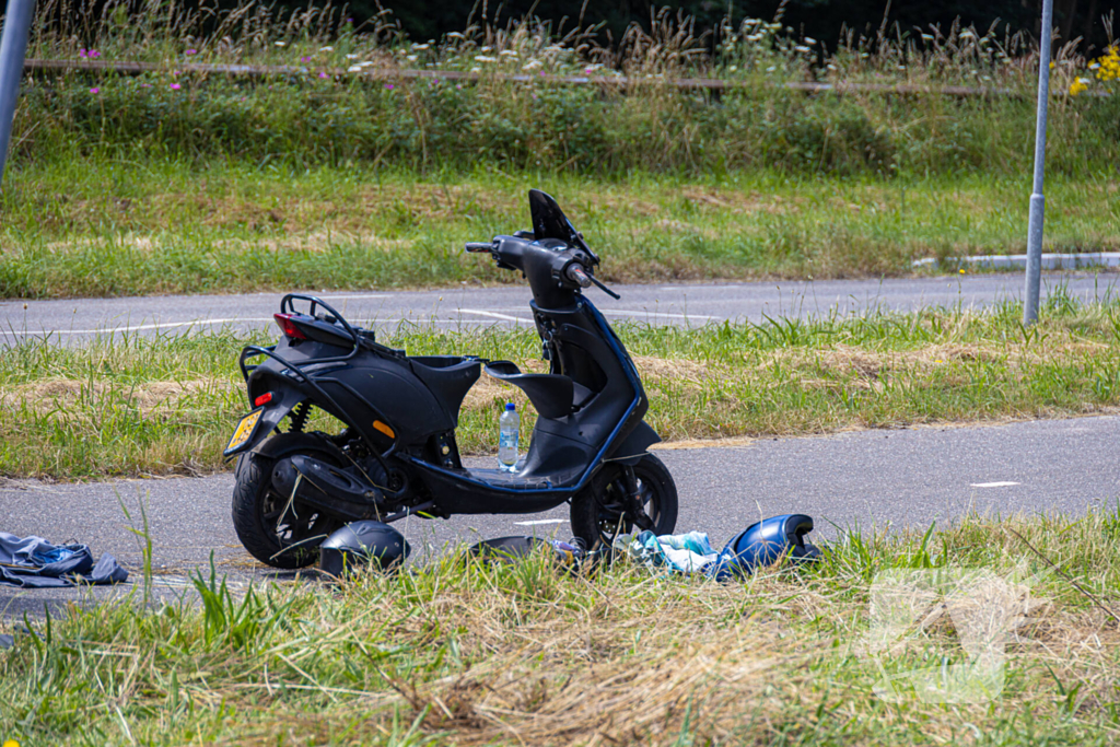 Scooter en taxi botsen bij kliniek