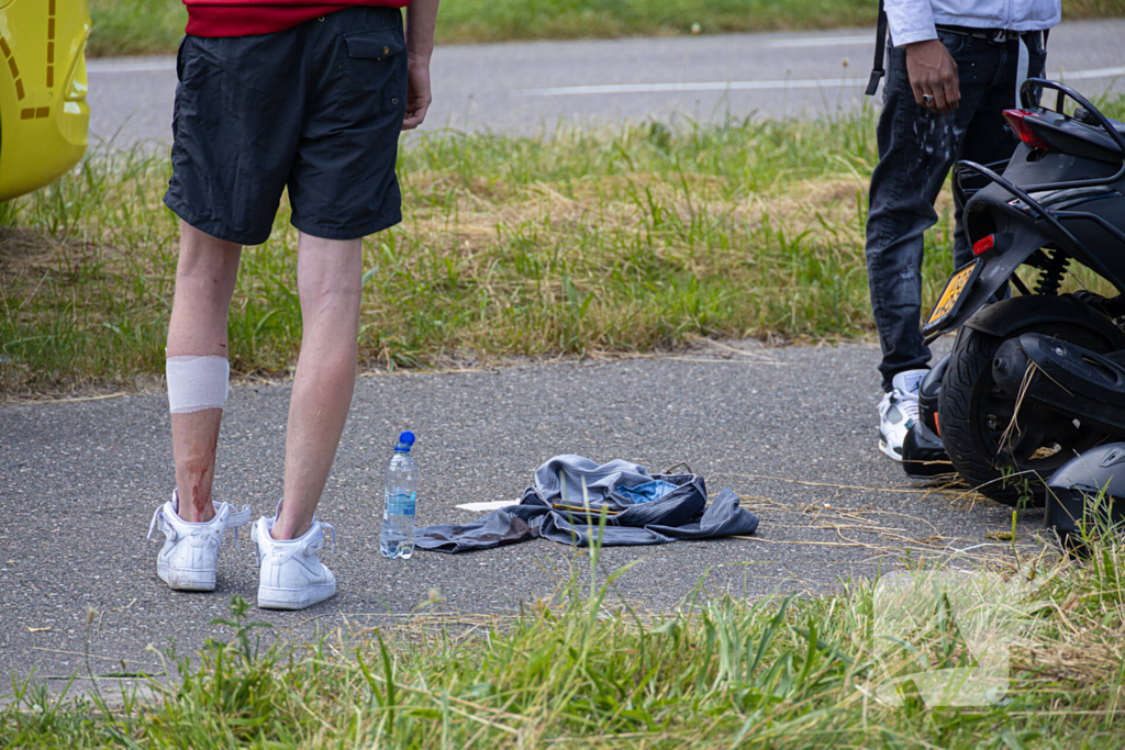 Scooter en taxi botsen bij kliniek