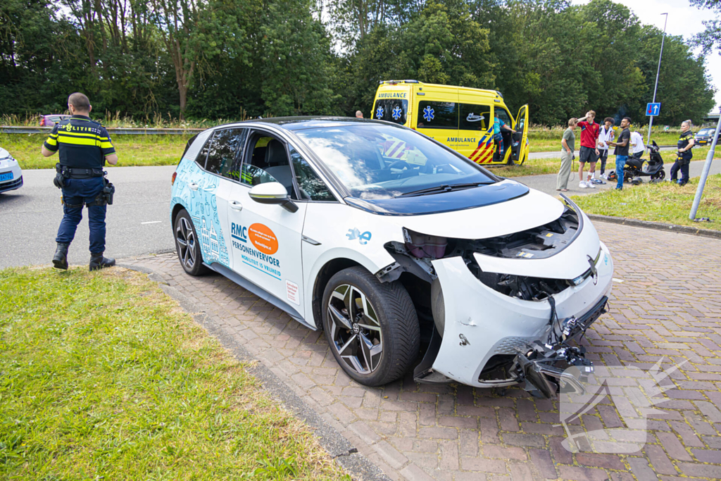 Scooter en taxi botsen bij kliniek