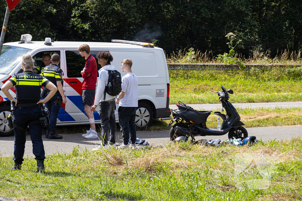 Scooter en taxi botsen bij kliniek