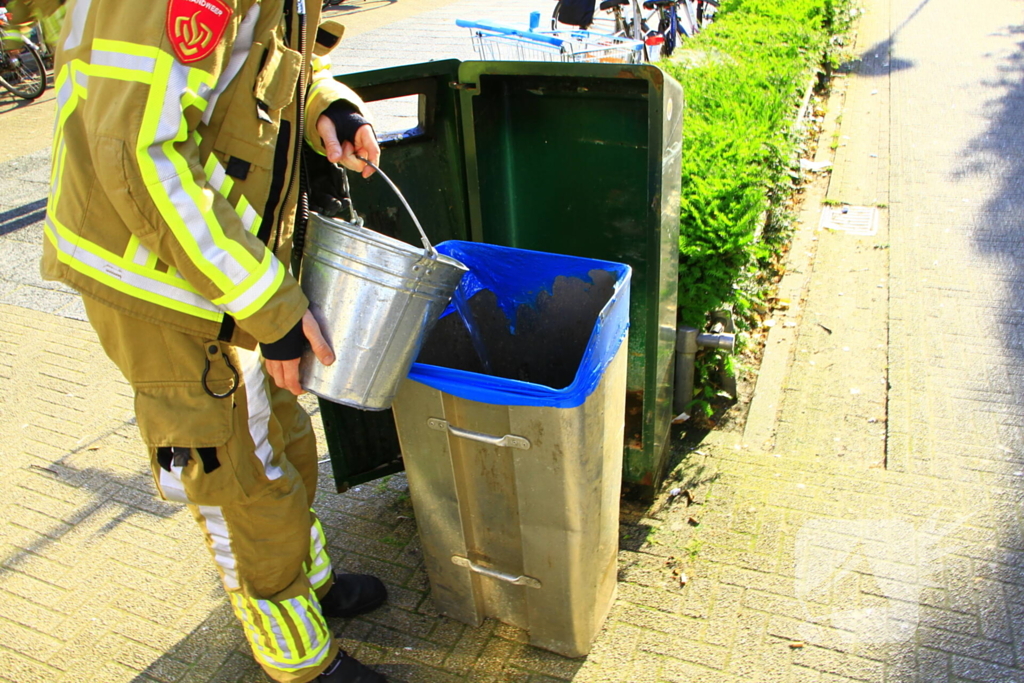 Brand in prullenbak snel geblust