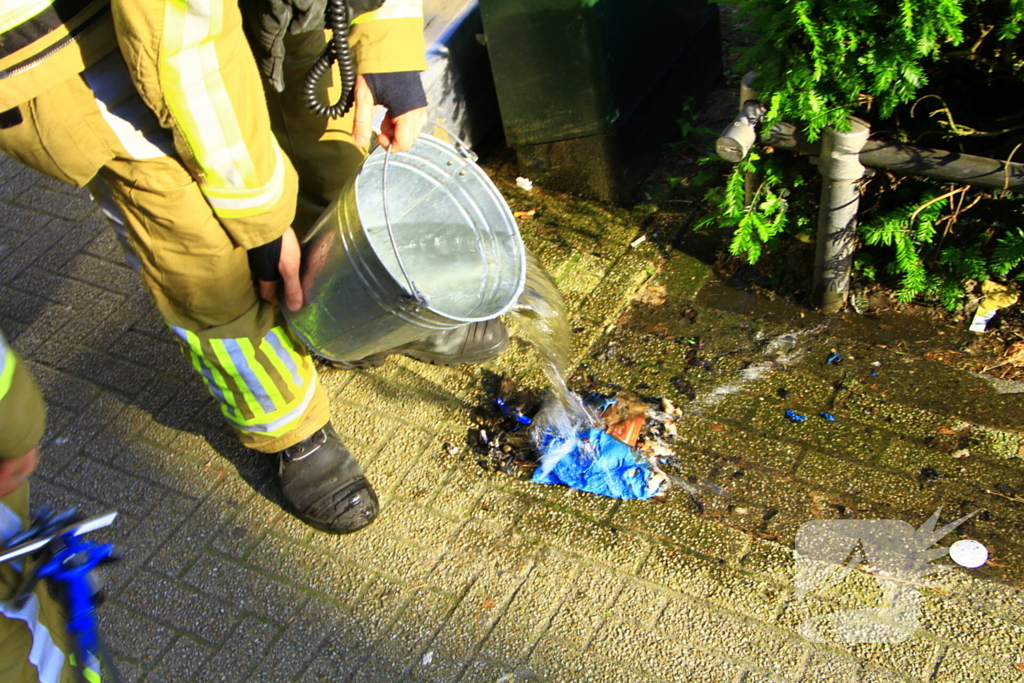 Brand in prullenbak snel geblust