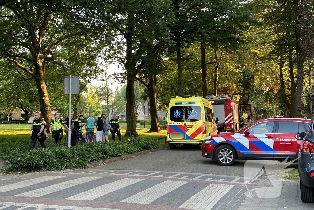 Kind vast met voet tussen spaken van fiets