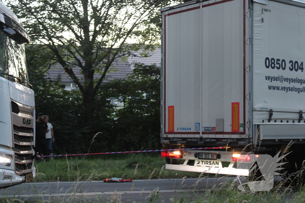 Vrachtwagen rijdt zich vast in berm