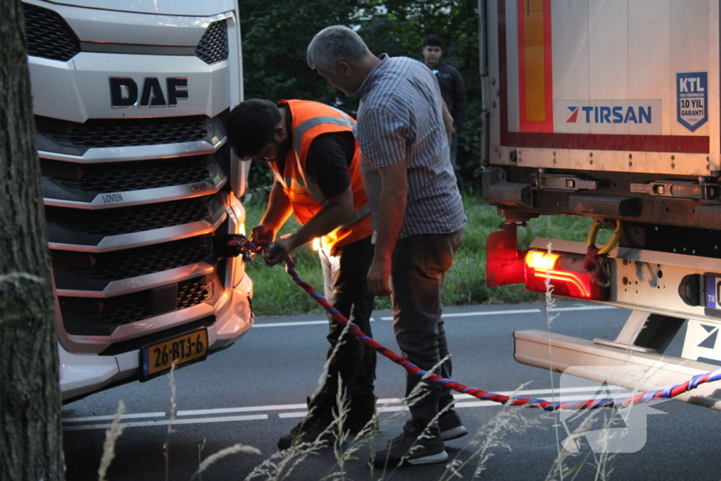 Vrachtwagen rijdt zich vast in berm