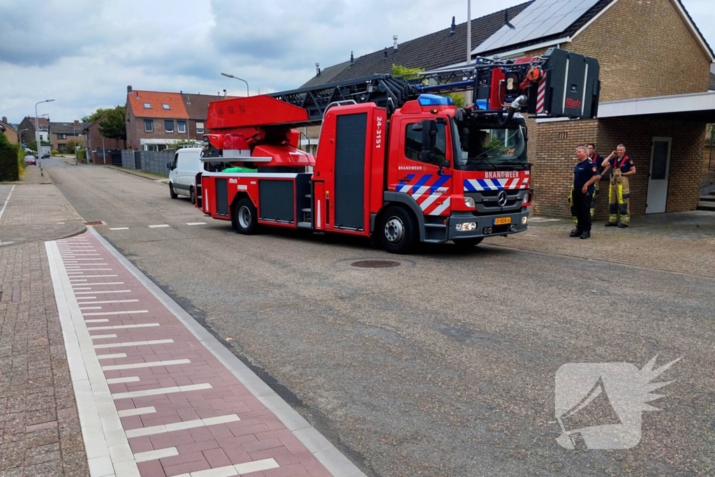 Brandweer druk met vogel die vastzit in bak van rolluik