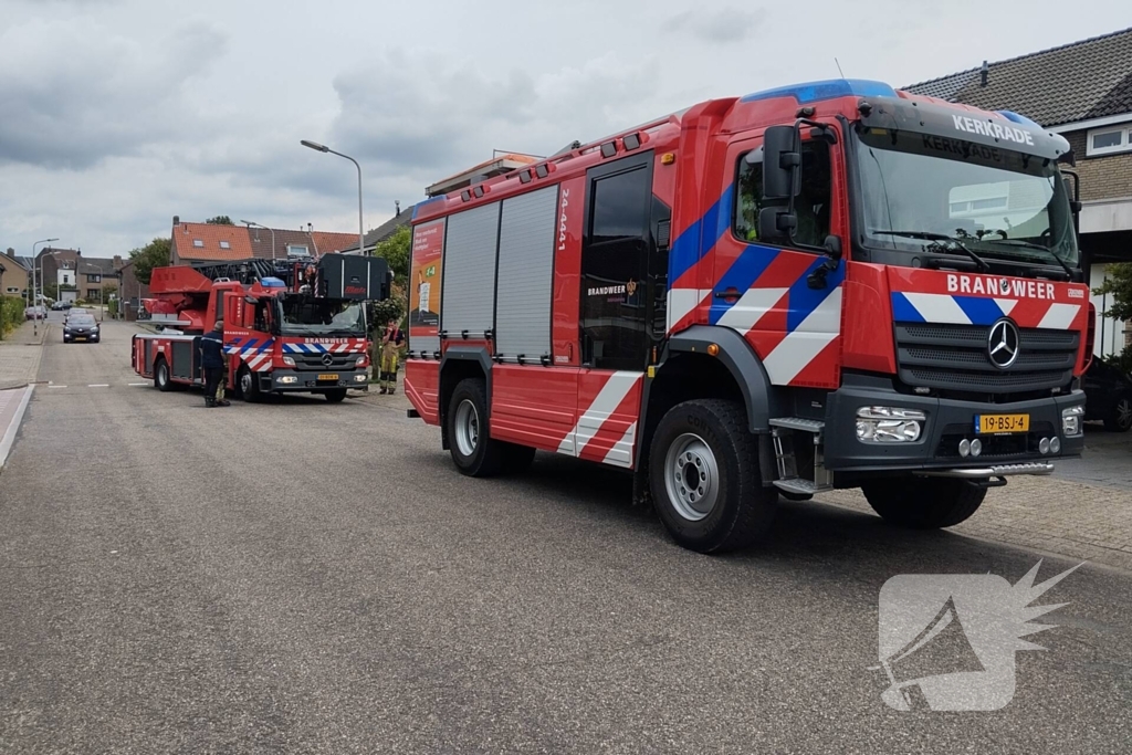 Brandweer druk met vogel die vastzit in bak van rolluik