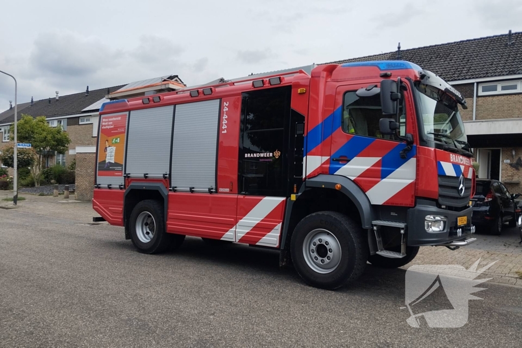 Brandweer druk met vogel die vastzit in bak van rolluik