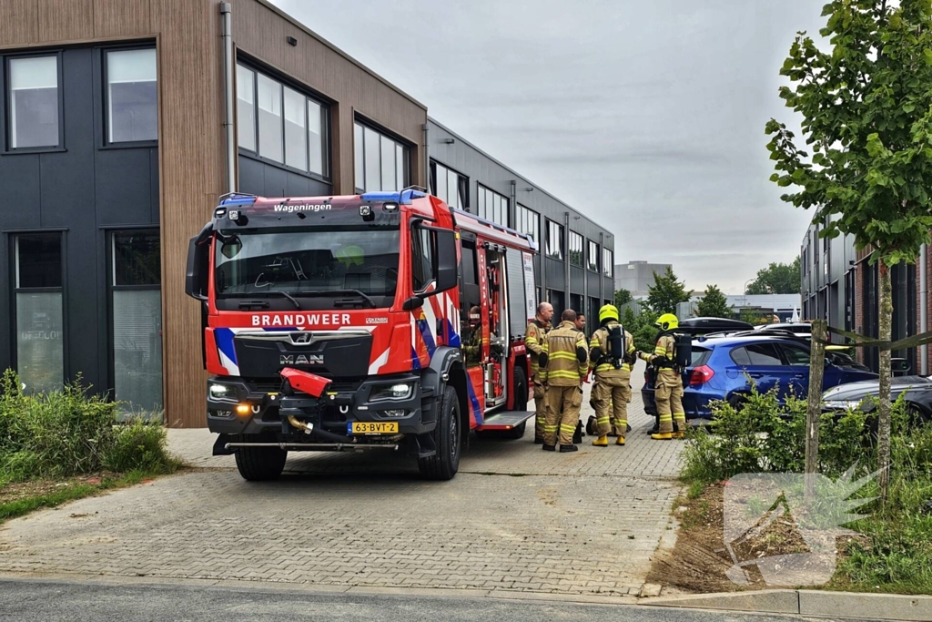 Brandweer verricht metingen bij IBC container