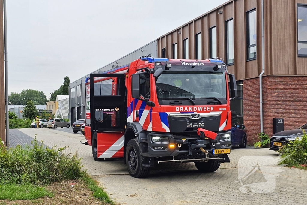 Brandweer verricht metingen bij IBC container