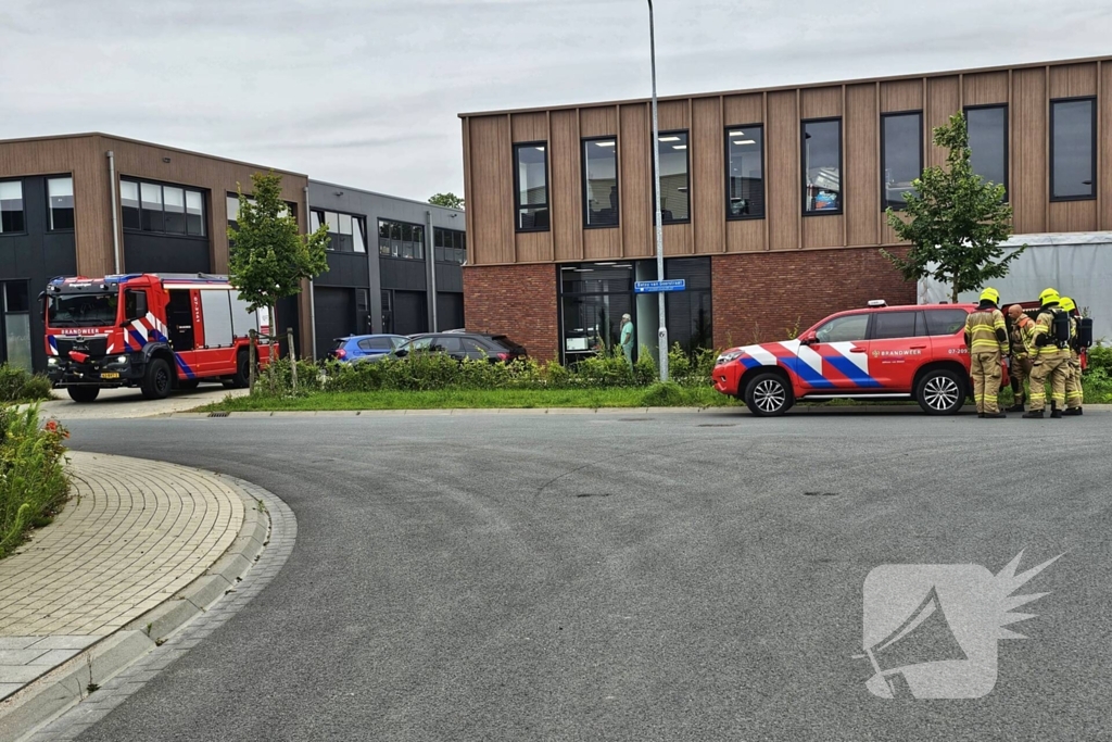 Brandweer verricht metingen bij IBC container