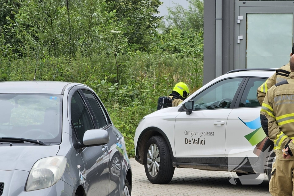 Brandweer verricht metingen bij IBC container