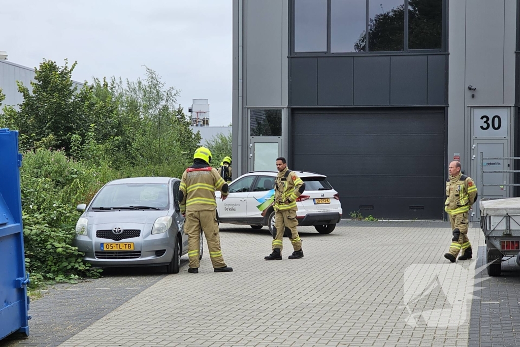 Brandweer verricht metingen bij IBC container