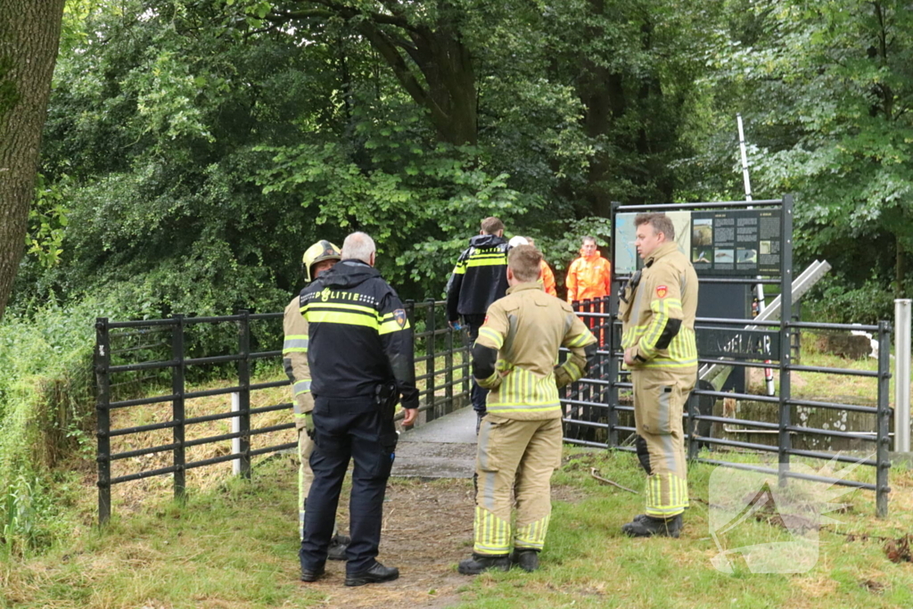 Brandweer haalt zakken uit het water