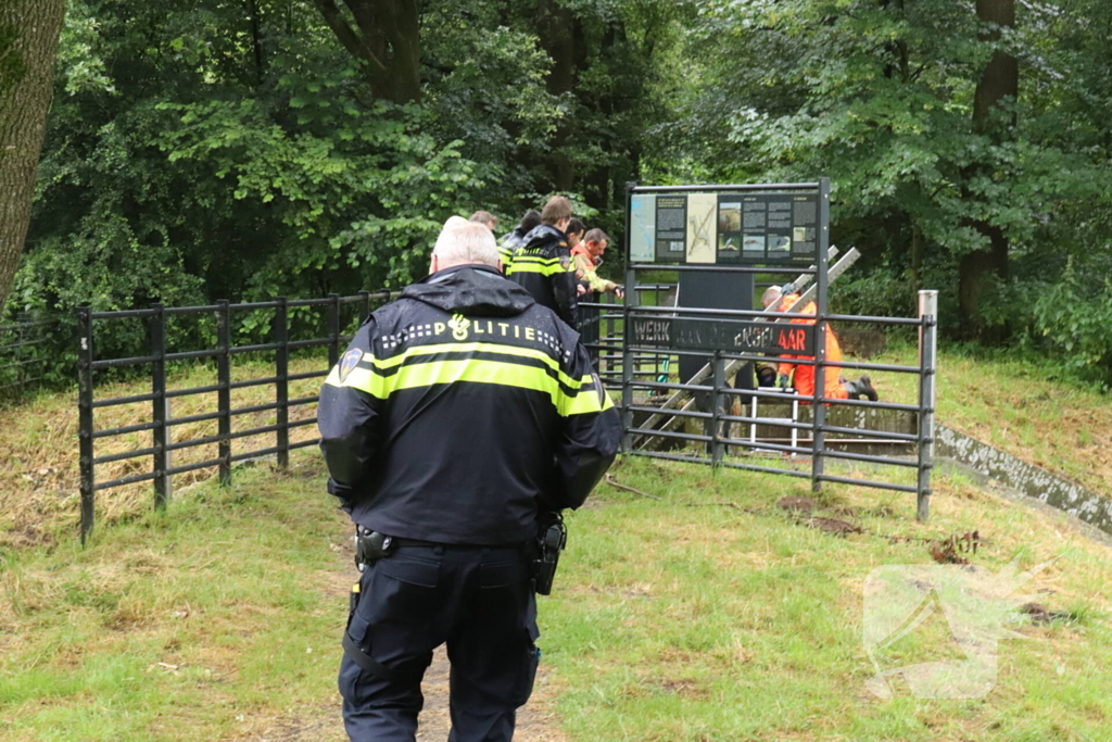 Brandweer haalt zakken uit het water