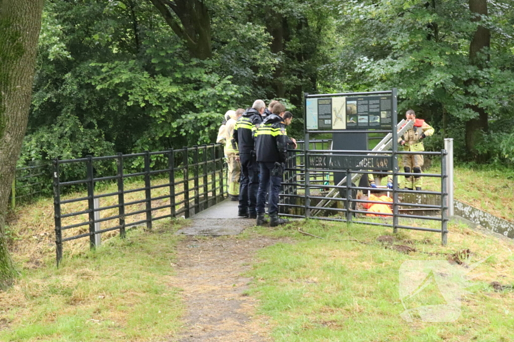 Brandweer haalt zakken uit het water