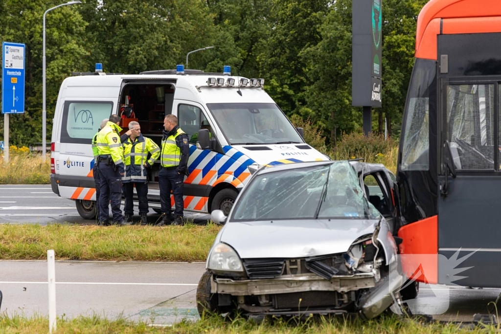 Automobilist zwaargewond bij aanrijding met lijnbus