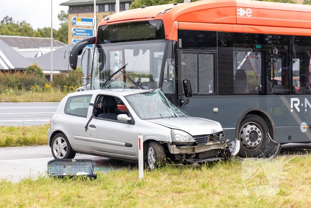 Automobilist zwaargewond bij aanrijding met lijnbus