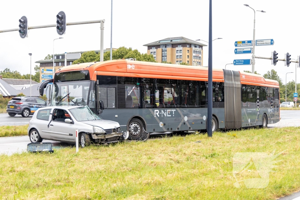 Automobilist zwaargewond bij aanrijding met lijnbus