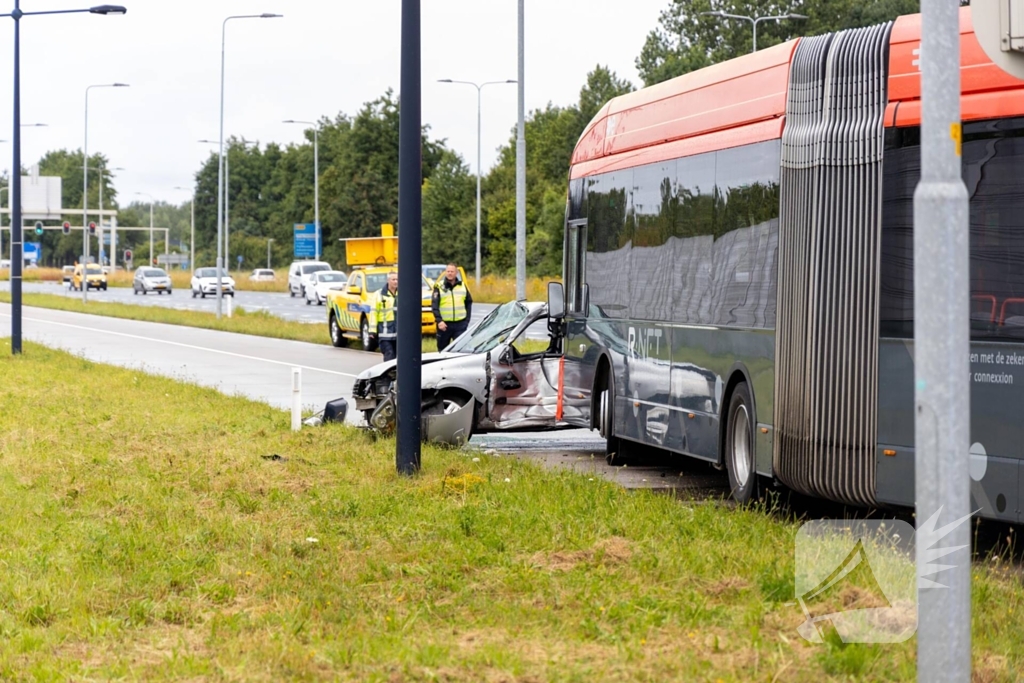 Automobilist zwaargewond bij aanrijding met lijnbus