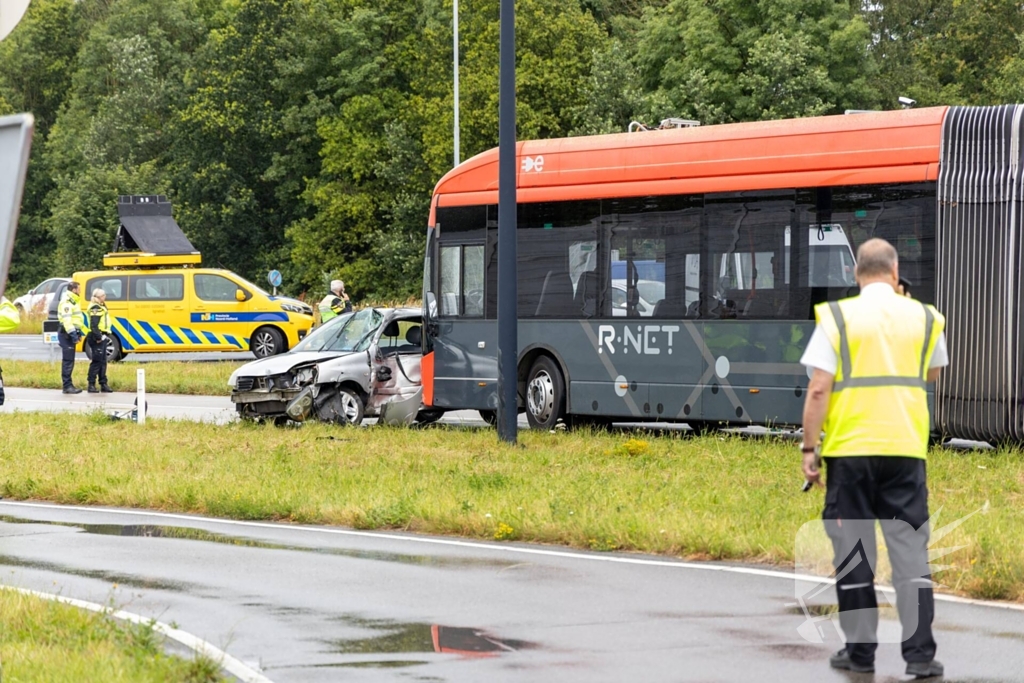 Automobilist zwaargewond bij aanrijding met lijnbus