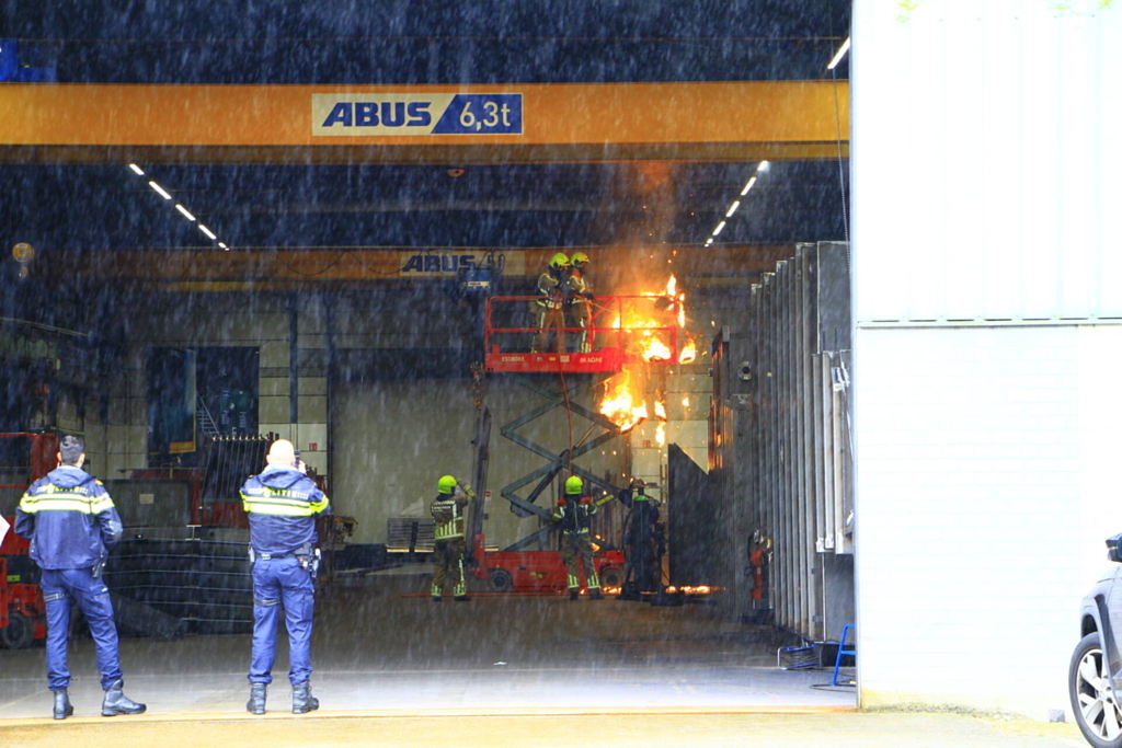 Brandweer blust brand in bedrijfshal