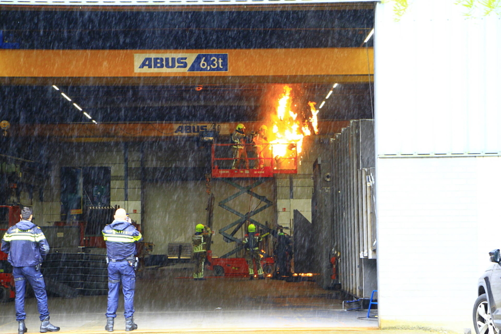 Brandweer blust brand in bedrijfshal