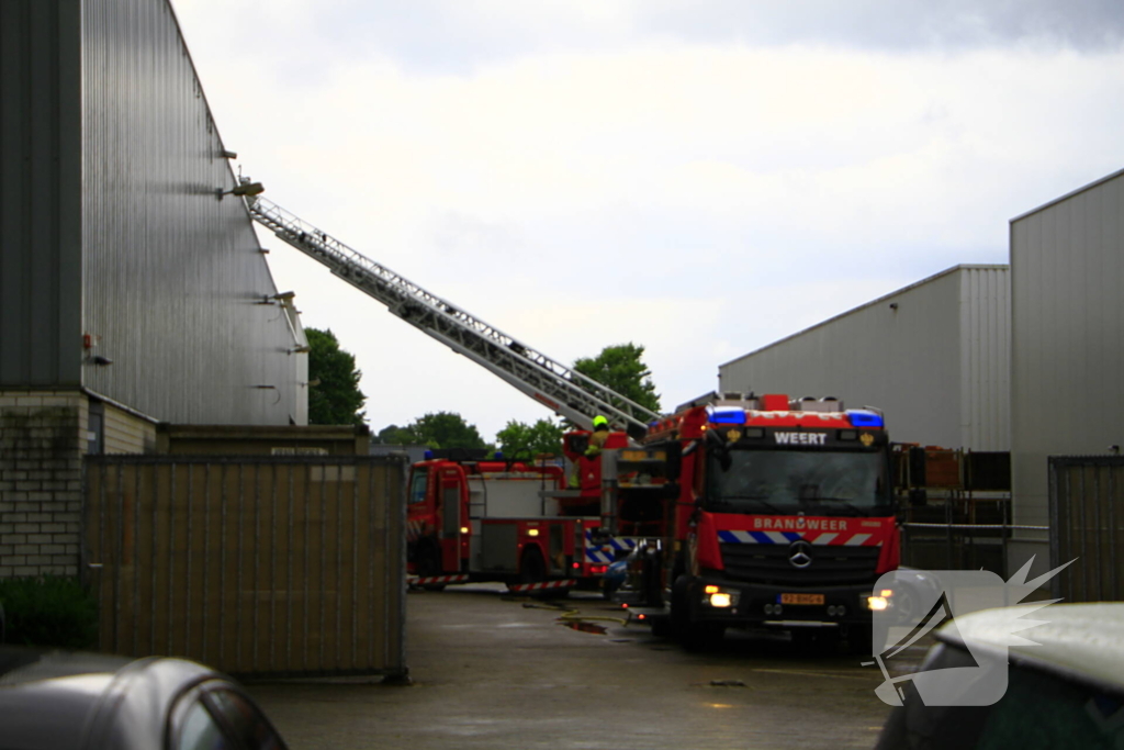 Brandweer blust brand in bedrijfshal