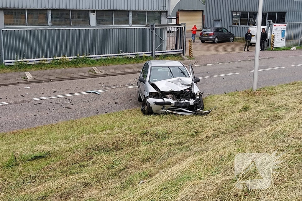 Voertuig zwaar beschadigd na ongeval