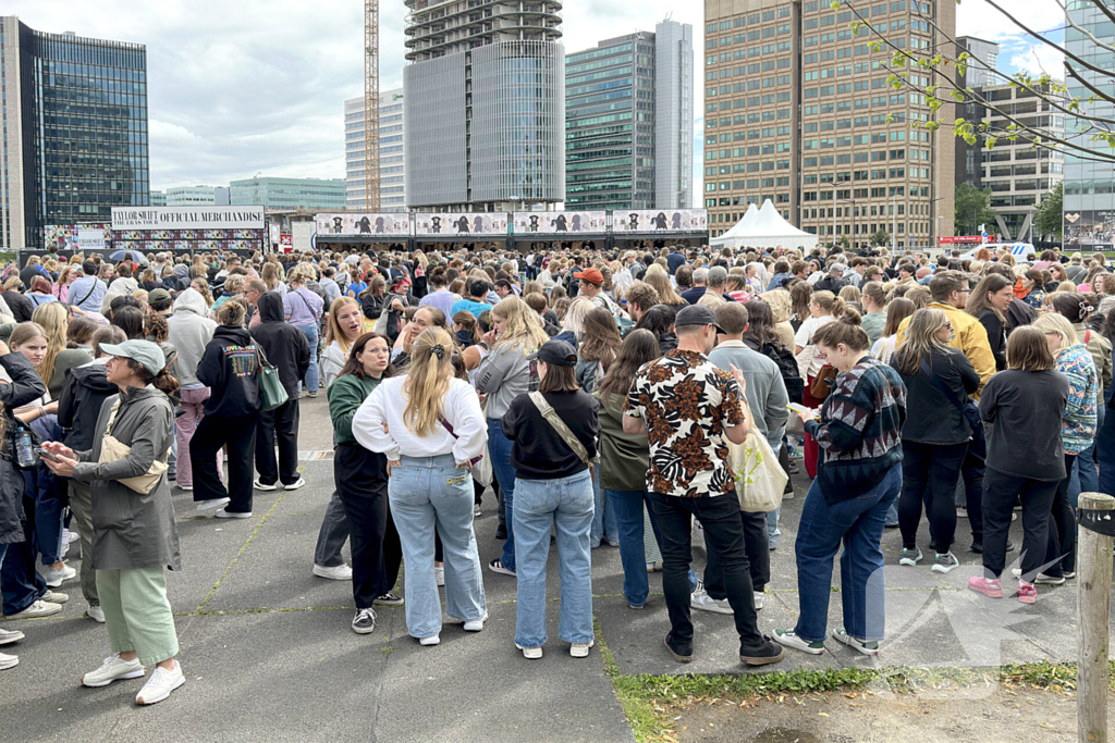 Honderden Taylor Swift fans in de rij voor merchandise