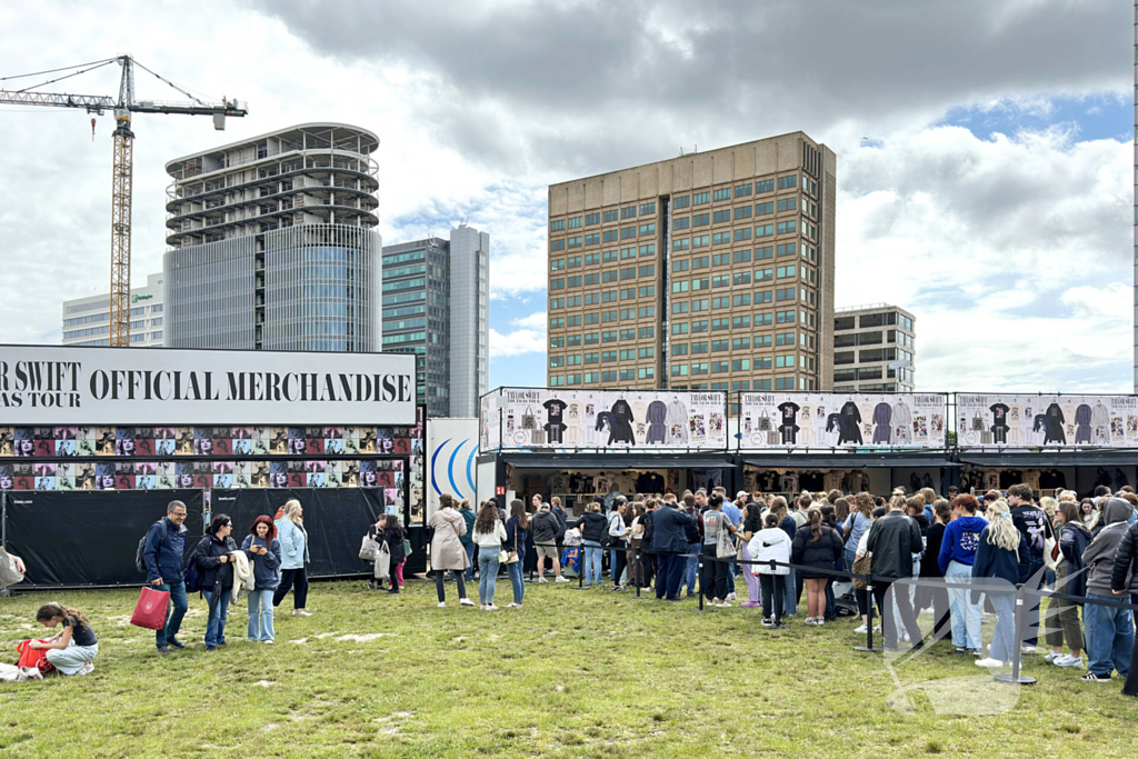 Honderden Taylor Swift fans in de rij voor merchandise