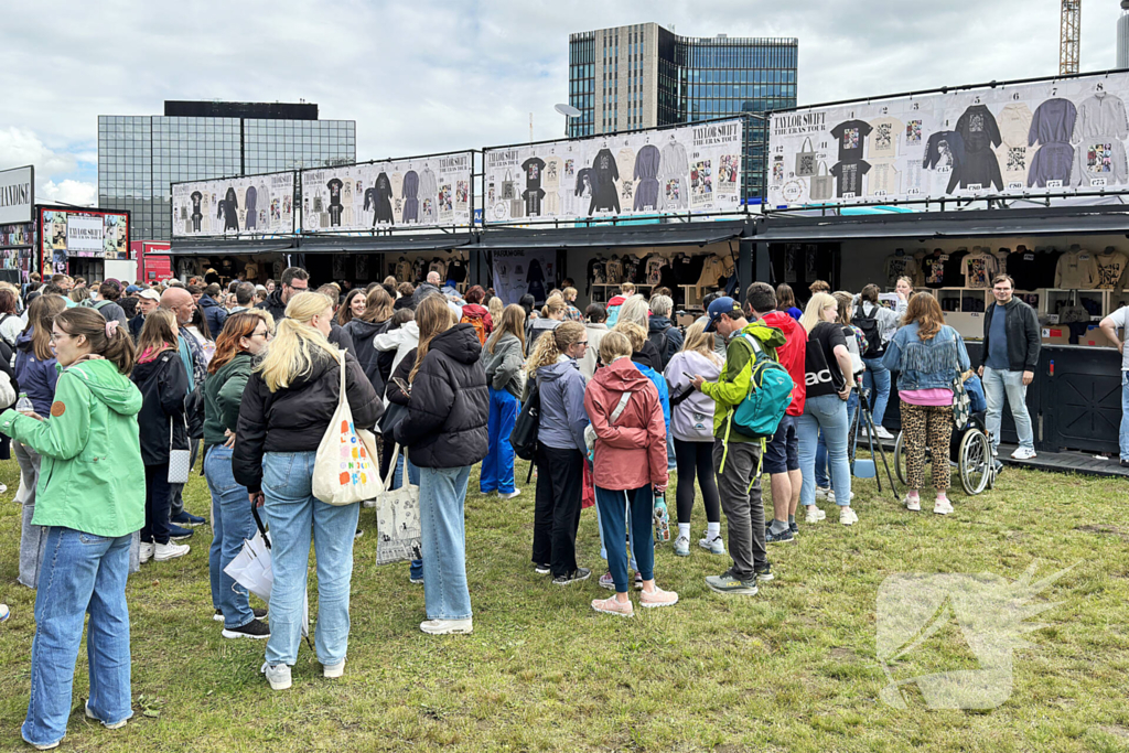 Honderden Taylor Swift fans in de rij voor merchandise