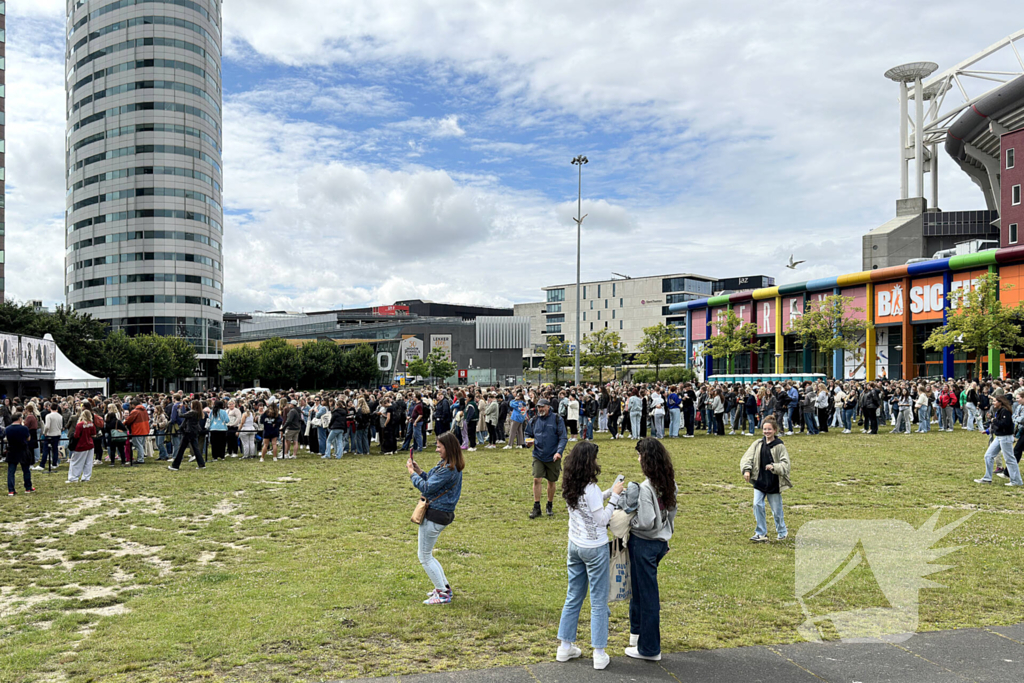 Honderden Taylor Swift fans in de rij voor merchandise