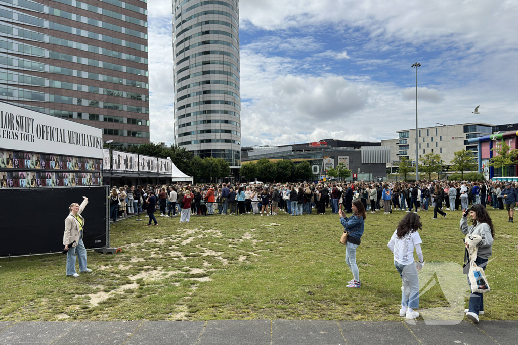 Honderden Taylor Swift fans in de rij voor merchandise