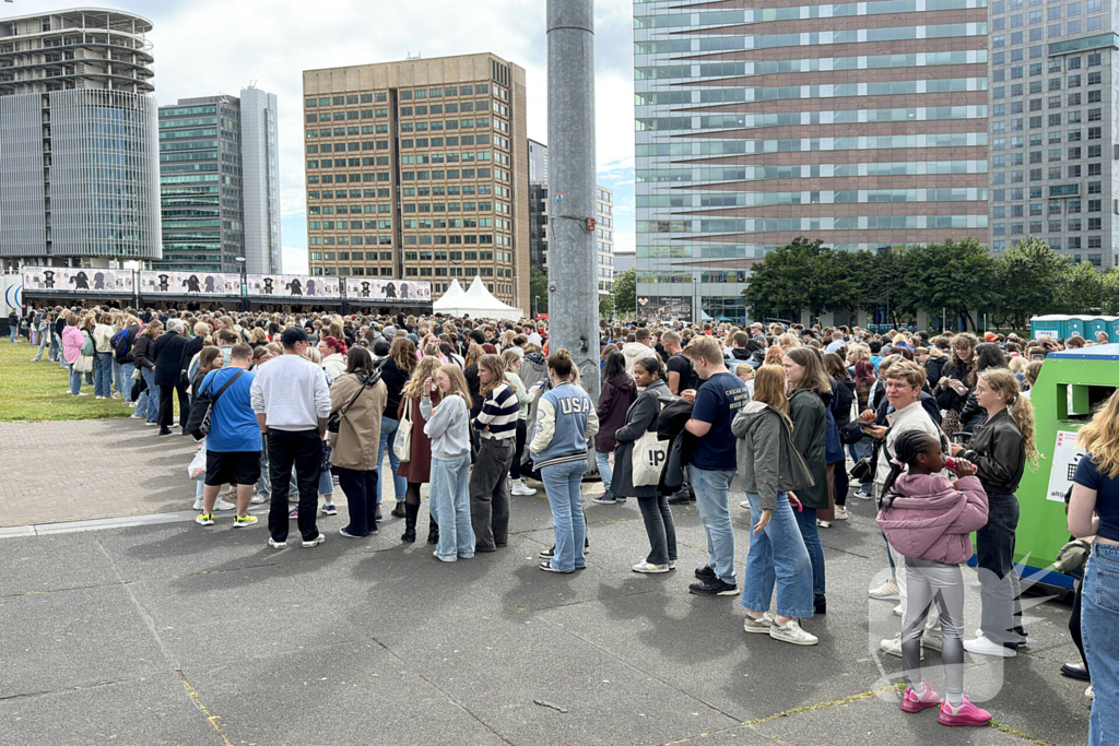 Honderden Taylor Swift fans in de rij voor merchandise