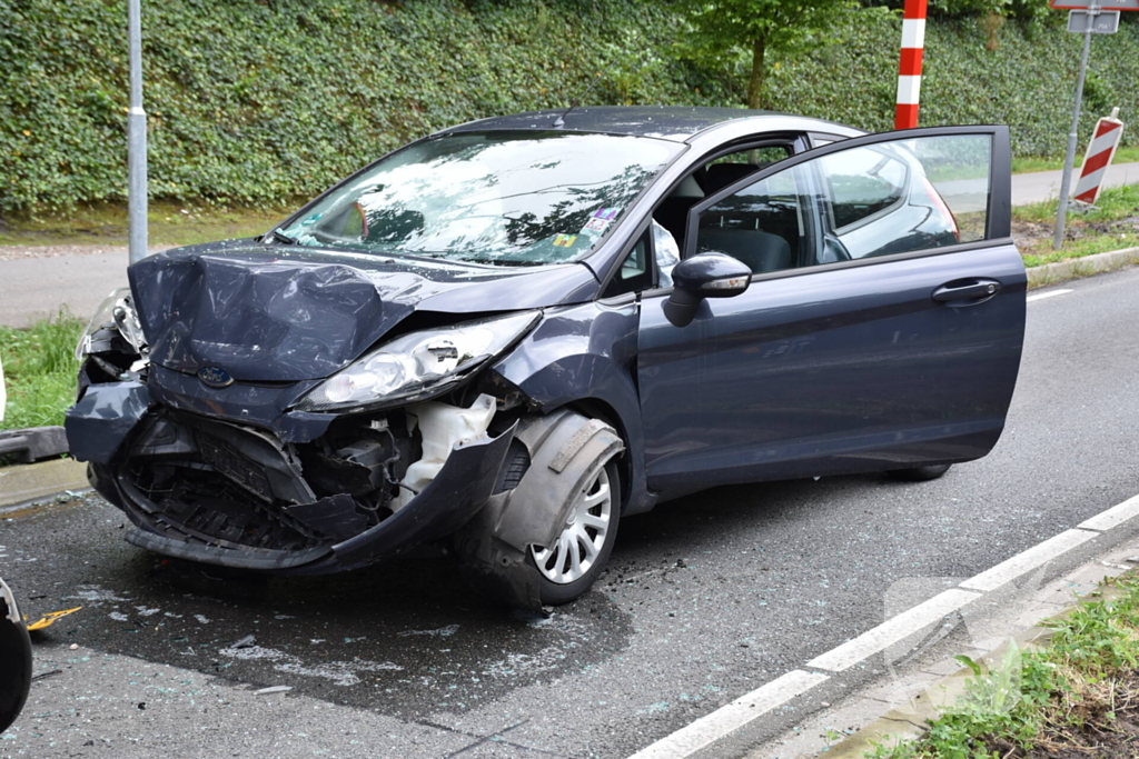 Een gewonde bij kop-staart ongeval