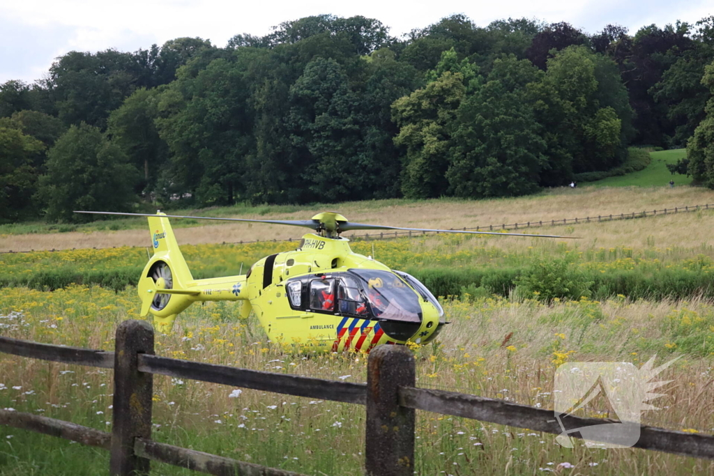 Zwaargewonden bij steekincident, politie opent klopjacht