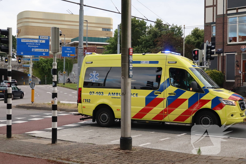 Zwaargewonden bij steekincident, politie opent klopjacht