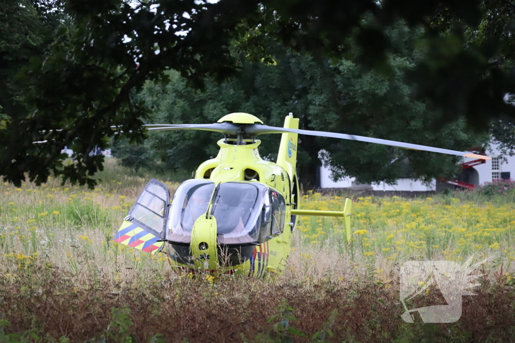 Zwaargewonden bij steekincident, politie opent klopjacht