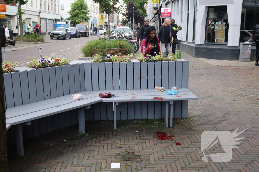 Zwaargewonden bij steekincident, politie opent klopjacht